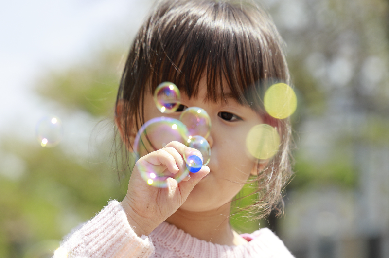 japanese-girl-playing-with-bubble-under-the-blue-sky-4-years-old